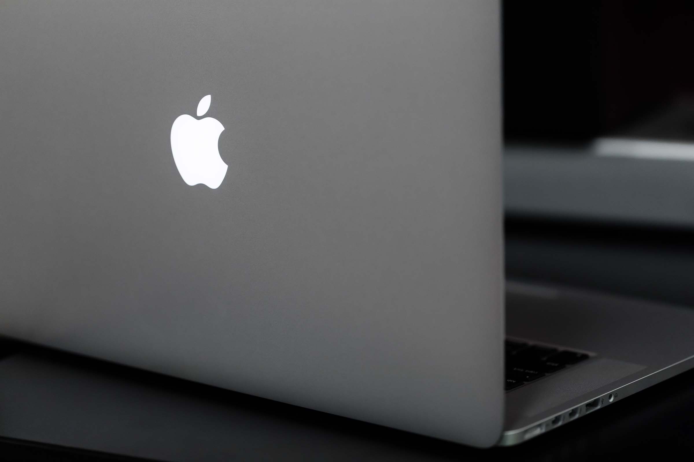 macbook pro hanging on apple logo